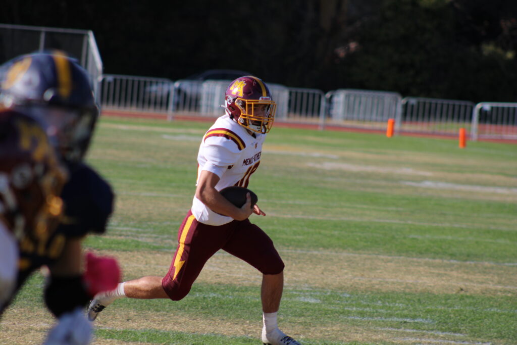 Junior quarterback Teddy Dacey runs the ball in for a touchdown.