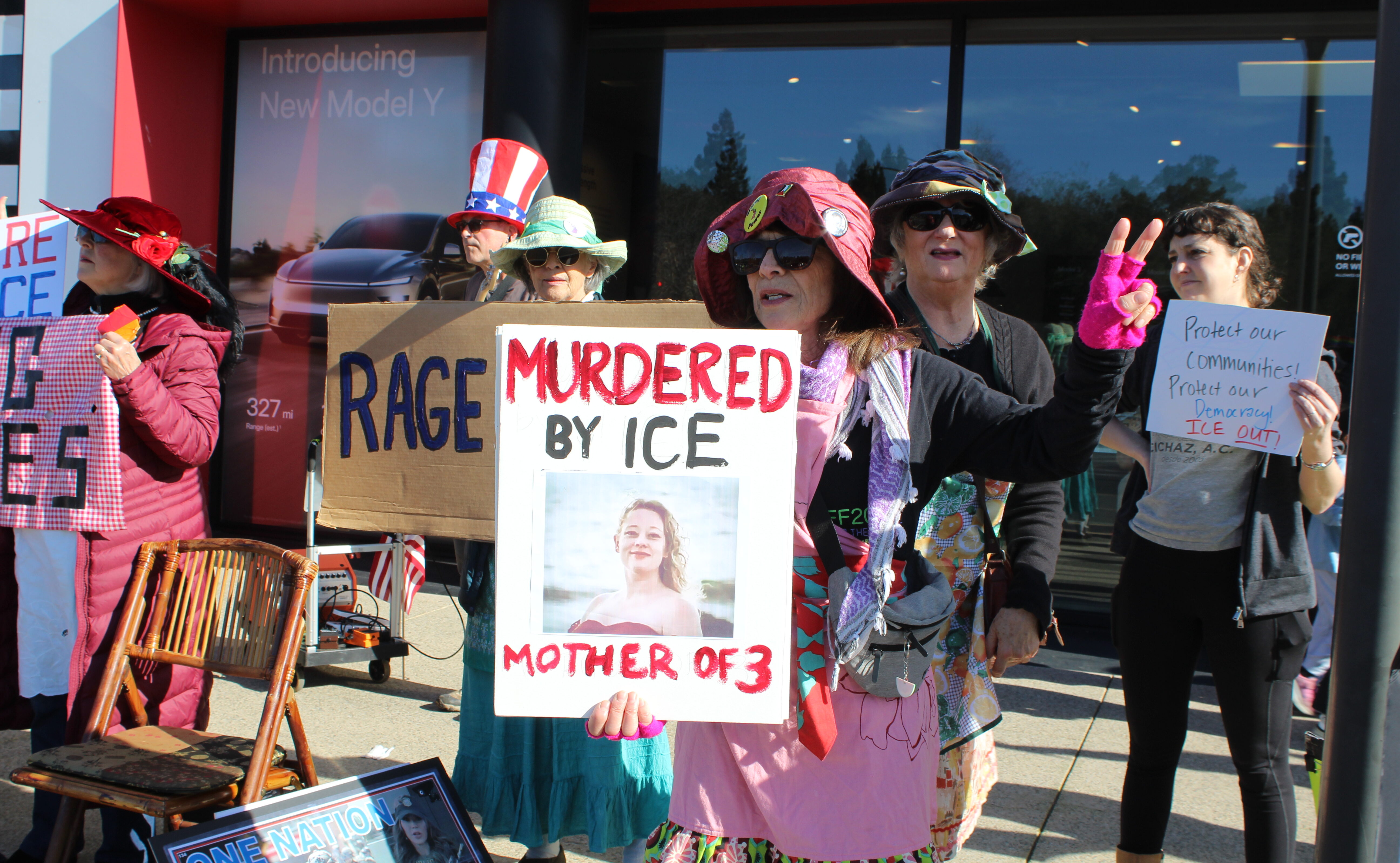 “Tesla Takedown” Protests Continue Following ICE Shooting / Nico Espinosa