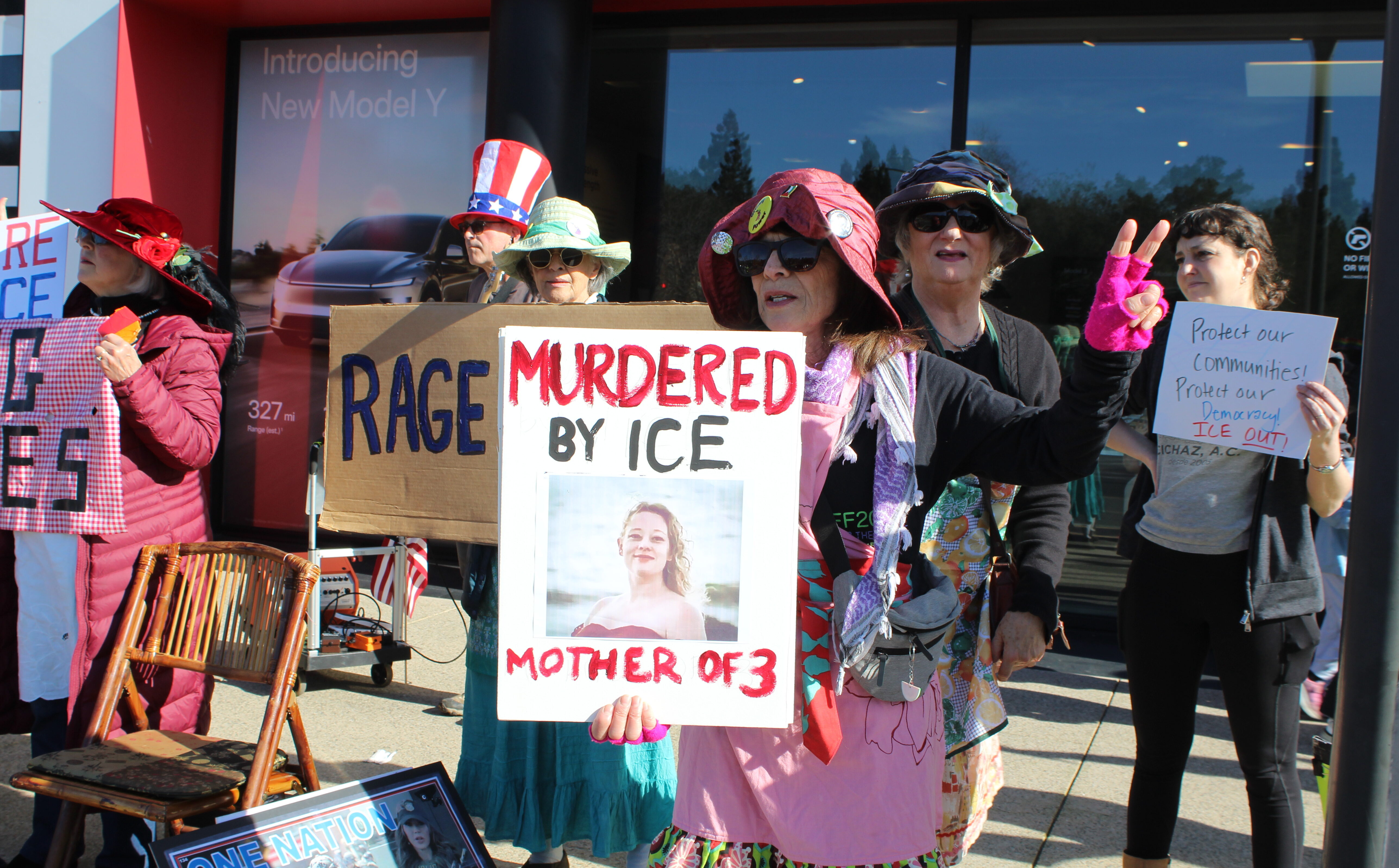 “Tesla Takedown” Protests Continue Following ICE Shooting / Nico Espinosa